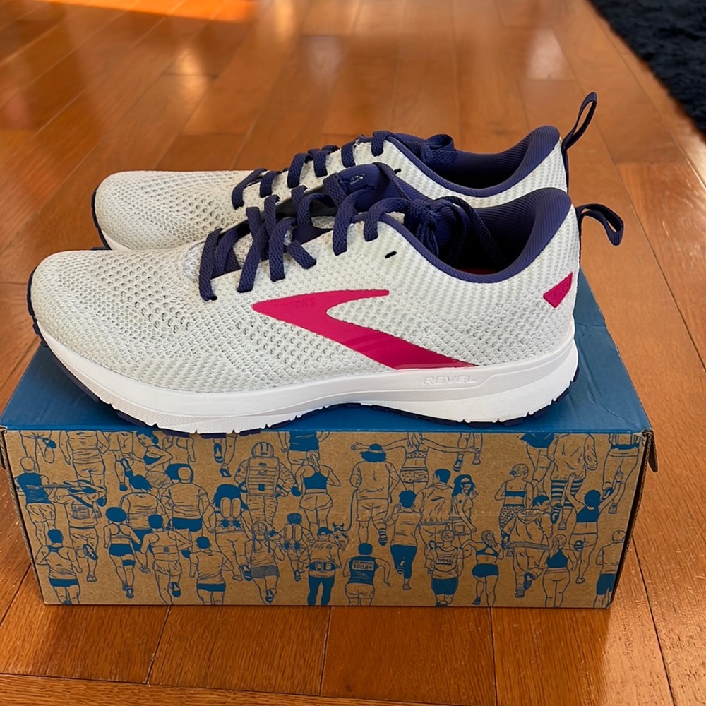 Brand new Brooks Revel 5 size 7.5 (see note)